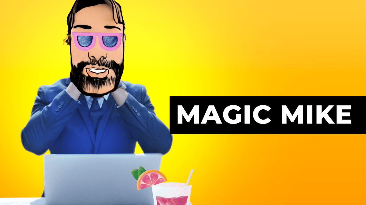 Magic Mike, man in een blauw pak zit achter de laptop te werken.